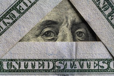 Benjamin Franklin 'in 300 dolarlık banknotlardan oluşan bir üçgenin başkanı.