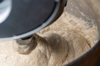 Fırında yoğurma makinesinde ekmek için elastik hamur yoğurmak. Hamur yoğurmak için karıştırıcı. Çavdar ekmeği ve tahıldan mayasız hamur örüyorum.