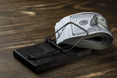 100 dolarlık banknotları ahşap fare kapanına doldur. Dolandırıcılık ya da dolandırıcılık. Yatırım riskleri ve tehlikeleri