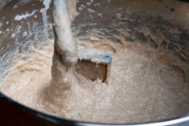 Fırında yoğurma makinesinde ekmek için elastik hamur yoğurmak. Hamur yoğurmak için karıştırıcı. Çavdar ekmeği ve tahıldan mayasız hamur örüyorum.