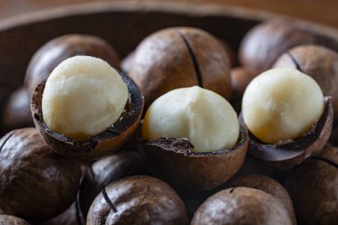 Tahta kasede kabuklu Macadamia fındıkları, yakın çekim.