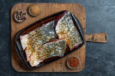 Baharatlı sazan balığı fileto, otlar ve baharatlarla, yakın plan, üst görüş.