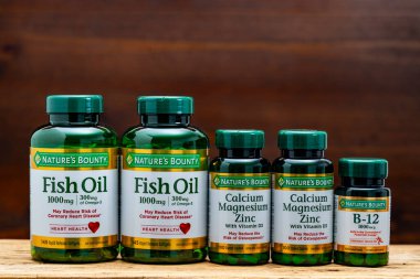 Kyiv, Ukrayna - 5 Aralık 2024: Vitamin, takviye ve mineraller içeren şişeler Doğanın Ödül Şirketi 'nden. Balık yağı tabletleri omega-3, kalsiyum, magnezyum, çinko, D3 vitamini ve B12 vitamini.