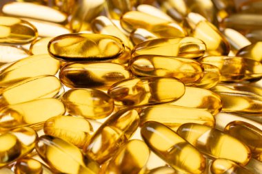 Omega 3 ve D vitamini içeren balık yağı kapsülleri, yaklaşın. Jelatin kapsüllerde altın balık yağı
