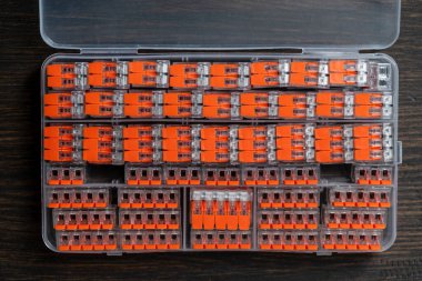 Farklı elektrik teli bağlantıları için plastik depolama kutusu. Kablolar için küçük bir bağlantı. Evrensel kablo bağlantı terminali, farklı limanlar. Ev kabloları için kurulum hizmetleri