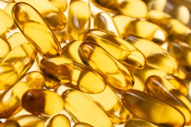 Omega 3 ve D vitamini içeren balık yağı kapsülleri, yaklaşın. Jelatin kapsüllerde altın balık yağı