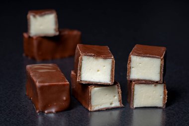 Siyah arka planda çikolatalı vanilyalı sufle, yakın plan. Şeker adı Kuş sütü, lezzetli tatlı.