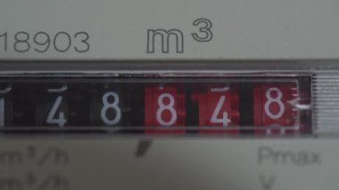 Ukrayna 'daki metrik gaz sayacının kadranının ya da yüzünün yakın görüntüsü