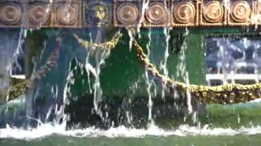 Güneşli bir günde Batumi şehrinde su sıçrayan güzel bir çeşme, Georgia. Ağır çekim, yakın çekim.