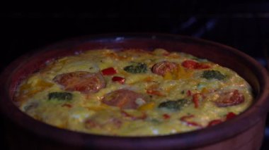 Sebze frittata, basit vejetaryen gıda ile Seramik kase. Yumurta, domates, biber, soğan, brokoli ve peynir ile Frittata, yakın. Fırında İtalyan yumurtaom
