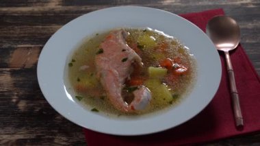 Havuçlu, patatesli ve otlu taze somon balığı çorbası. Kapalı, dönüşümlü. Lezzetli bir akşam yemeği somonlu balık çorbasından oluşur.