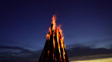 Tanzanya, Doğu Afrika 'daki Zanzibar adasında gece gökyüzünün arka planında büyük bir yangın var. Parlak alev. Akşamları şenlik ateşi.