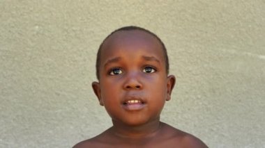 Zanzibar, Tanzanya - 13 Aralık 2019: Doğu Afrika, Tanzanya 'daki Zanzibar adasının bir sokağında yaşayan Afrikalı mutlu çocuk