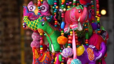 Hoi An, Vietnam 'daki yerel bir markette satılık renkli el yapımı eşyalar.