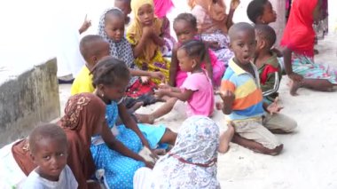 Zanzibar, Tanzanya - Ocak 04, 2020: Zanzibar adası, Tanzanya, Doğu Afrika 'nın bir caddesinde bilinmeyen Afrikalı çocuklar,