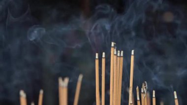 Danang, Vietnam 'daki Budist tapınağında tütsü çubukları dumanla yanıyor.