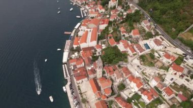 Karadağ 'ın eski Perast kasabası, mavi deniz ve dağlarının havadan görünüşü. Adriyatik Denizi 'nin Dalmaçya kıyıları, Avrupa. Seyahat ve doğa kavramı