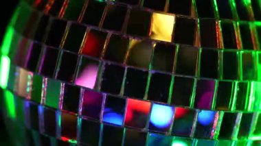 Parlak parlak ayna disko topu karanlık bir odada ışığı yansıtıyor, kapat. Tatil kavramı