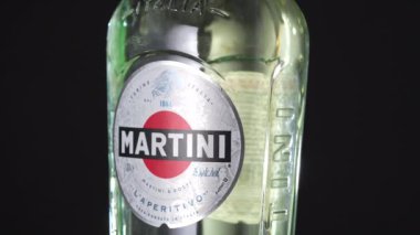 Kyiv, Ukrayna - 18 Aralık 2024: Martini Bianco Vermouth 'un cam şişe üzerindeki markası ve markası, kapatın, döndürün. Alkol markası Martini, ünlü İtalyan vermutu, Torino 'da üretiliyor.