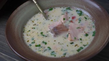 Somon balığı çorbası. Kremalı, patatesli, havuçlu, biberli ve biberli.