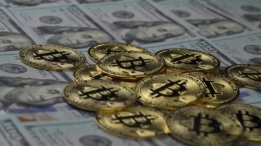 100 dolarlık banknotların üzerindeki altın bitcoin kripto para birimini kapat. Elektronik merkeziyetçi para konsepti. Bitcoin 'i bir dolarla değiş tokuş et. Bitcoin para ve nakit arkaplan