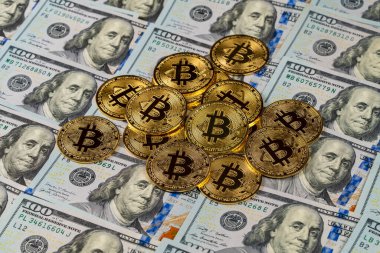 Bitcoin btc paralar ve 100 dolarlık banknotlar, kapatın. Dijital kripto para ve kripto para. Döviz piyasası ve çevrimiçi ticaret kavramı