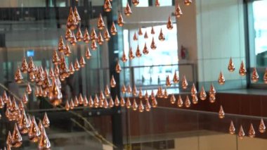 CHANGI HAVAALANI, ŞARKI - 27 Mart 2019: Changi havaalanı kalkış ve salonundaki Kinetik yağmur heykeli. Kinetik yağmur kurulumu, yenilenmiş çıkış kayıt salonunun simgesidir