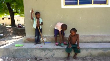 Zanzibar, Tanzanya - 13 Aralık 2019: Doğu Afrika, Tanzanya 'daki Zanzibar adasının bir sokağında yaşayan Afrikalı mutlu çocuk