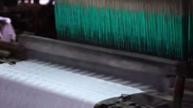 Kumaş ipeği fabrikasında çalışan bir spin makinesi, yakın çekim. Dalat, Vietnam yakınlarındaki ipek iplik ve kumaş fabrikası.