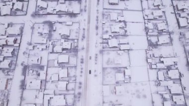 Kış zamanı özel evleri ve bahçeleri olan Ukrayna kar köyünün hava manzarası. Bir İHA 'dan ateş etmek. Ukrayna, Doğu Avrupa