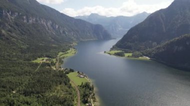 Hallsttter 'ın havadan görünüşü ya da Hallstatt Gölü ve büyük dağlar Avusturya' daki Hallstatt köyünün yanında, seyahat ve doğa konsepti