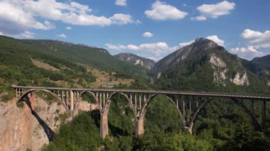 Tara nehri kanyonu, dağlar ve Curceviç köprüsü, Karadağ, Avrupa 'nın havadan görünüşü. Seyahat ve doğa kavramı 
