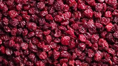 Arka planda kuru kırmızı kiraz, yakın çekim, üst görüntü, dönme. Vitaminleri korumanın bir yolu. Vejetaryen yemeği, sağlıklı ve yararlı.
