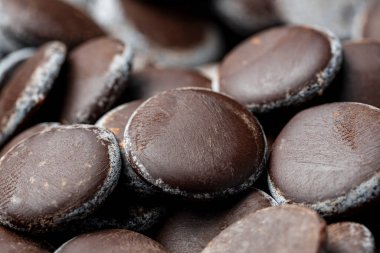 Arkaplan ve doku koyu çikolata parçacıkları, yakın çekim. Tatlı dekorasyonu için çikolata parçaları.