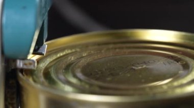 Elektronik anahtarla domates sosunda metal deniz ürünleri konservesi açmak. Domates soslu Sprat.