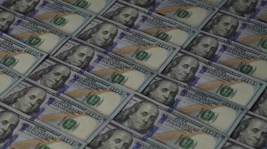 Birçok Amerikan 100 dolarlık banknotun geçmişi. Bir yığın yeni 100 Amerikan doları. 100 dolarlık banknotlar, kapatılıyor, dönüyor.
