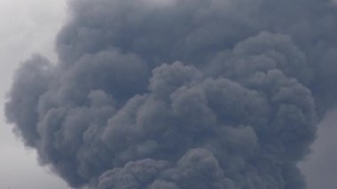 Ukrayna ve Rusya arasındaki savaş sırasında gökyüzünü yoğun siyah duman kaplıyor. Ukrayna 'da bir felaket. Rusya 'nın Ukrayna' ya karşı giriştiği saldırı