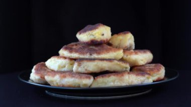 Patates kekleri, Ukrayna 'ya özgü bir isim olan patatesler, doldurulmuş mantarlar, et ya da kremalı peynir siyah arka planda sebze yağında kızartılıyor, kapanıyor, dönüyor. Geleneksel Ukrayna mutfağı