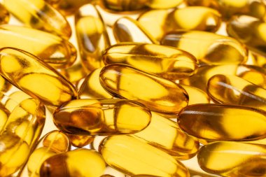 Omega 3 ve D vitamini içeren balık yağı kapsülleri, yaklaşın. Jelatin kapsüllerde altın balık yağı