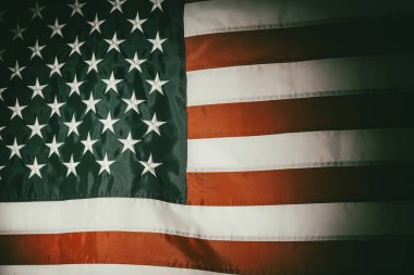 Klasik Amerikan bayrağına yakın çekim. ABD 'nin saten desenli bayrağı. Amerikan bayrağı arkaplan dokusu