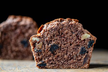 Tahta bir masada kırmızı kirazlı ve cevizli yarım çikolatalı kek, yakın çekim. Tahtada ev yapımı lezzetli çikolatalı kekler.