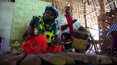 Zanzibar, Tanzanya - Kasım 07, 2019: Afrikalı müzisyenler Doğu Afrika 'daki Tanzanya' nın Zanzibar adasında turistler için yerel müzik enstrümanları çalıyorlar