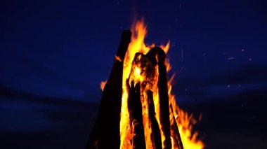 Tanzanya, Doğu Afrika 'daki Zanzibar adasında gece gökyüzünün arka planında büyük bir yangın var. Parlak alev. Akşamları şenlik ateşi.