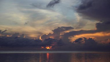 Hint Okyanusu üzerinde Tanzanya 'nın Zanzibar adasında, Doğu Afrika' da güzel bir gündoğumu. Seyahat ve doğa kavramı. Sabah gökyüzü, bulutlar, güneş ve deniz suyu