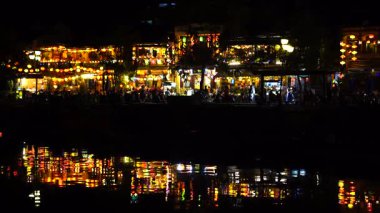 Hoi An, Vietnam - 15 Mart 2020 Hoi An 'da gece manzarası ve renkli restoranlar. Hoi An, Vietnam 'ın ortasında Da Nang yakınlarındaki bir şehirdir ve nehir kıyısındaki iyi korunmuş eski kasabasıyla ünlüdür.