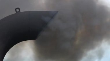 Arka planda feribot bacasından siyah duman, Tayland 'a yakın. Feribot ya da yolcu gemisi bacası, bacalar atmosferi kirletir. Hava kirliliği ve ekoloji kavramı. Yavaş çekim 