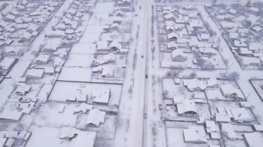 Kış zamanı özel evleri ve bahçeleri olan Ukrayna kar köyünün hava manzarası. Bir İHA 'dan ateş etmek. Ukrayna, Doğu Avrupa