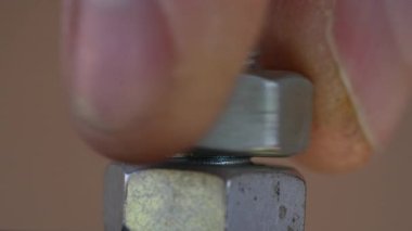 Bir işçi cıvata somununu sıkıyor, kapat. Fındığı cıvatadan çıkarmak için klemp kullanılıyor makro. Sanayi ve onarım kavramı