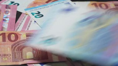 Farklı banknotların Euro banknotları masaya düşüyor. Bir sürü Euro para birimi, yakın çekim. Avrupa Birliği parası. Gelir, enflasyon, ekonomi, yatırım ve ticaret kavramı
