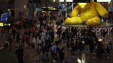 Doha, Katar - Mart, 03, 2022: Katar 'daki Hamad Uluslararası Havalimanı' nda çok sayıda insan içeride yürüyor. Doha havaalanı Katar havayollarının merkez merkezidir..